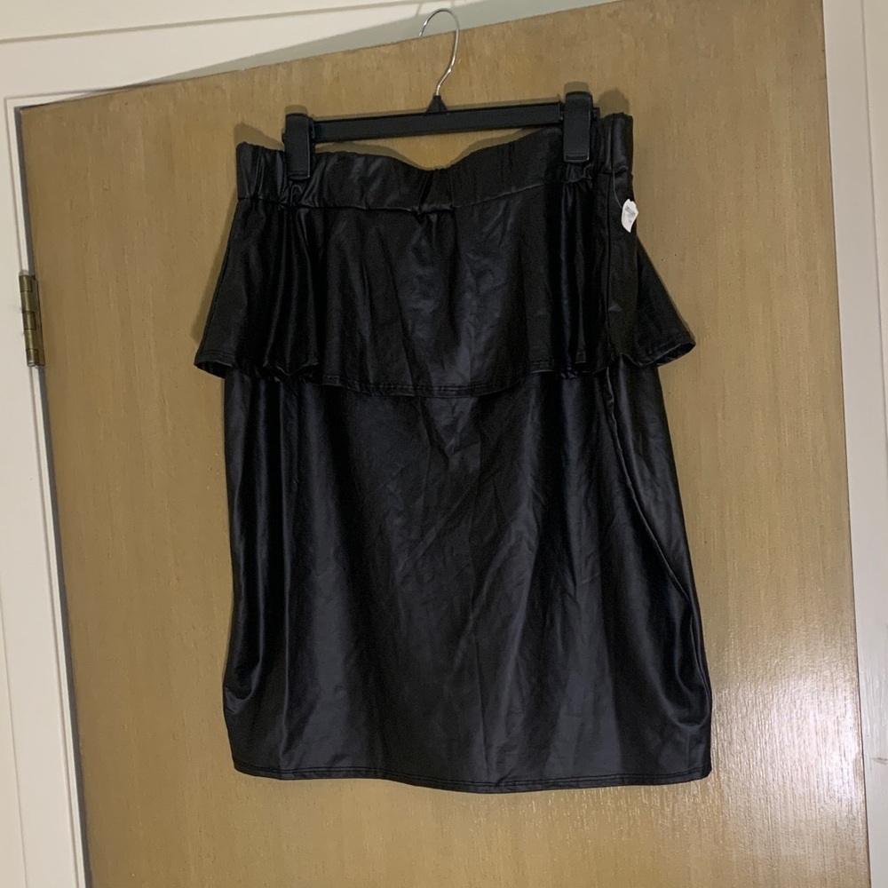 🖤🖤🖤SUPER CUTE 1XL SKIRT WITH RUFFLE ON TOP!🖤🖤🖤

🖤🖤🖤ELASTIC WAIST🖤🖤🖤